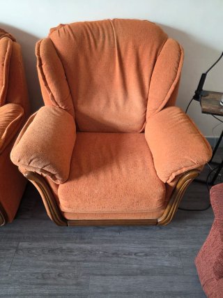 Sofá- 2 Sillones- Mesa y 3 sillas, todo 120€