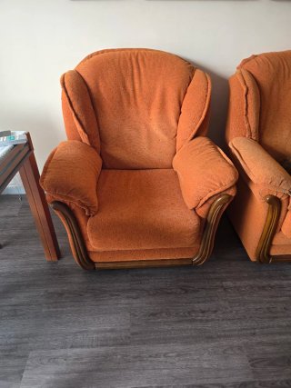 Sofá- 2 Sillones- Mesa y 3 sillas, todo 120€