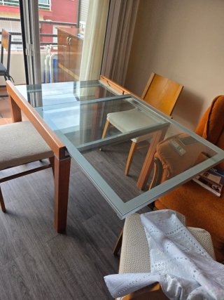 Sofá- 2 Sillones- Mesa y 3 sillas, todo 120€