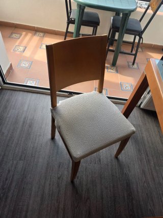 Sofá- 2 Sillones- Mesa y 3 sillas, todo 120€