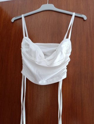Top blanco con tirantes y lazada