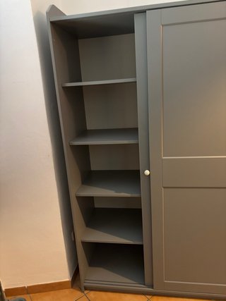 Armario gris puertas correderas