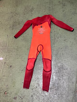 Traje de neopreno rojo surf