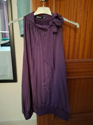 Blusa morada sin mangas con cuello alto