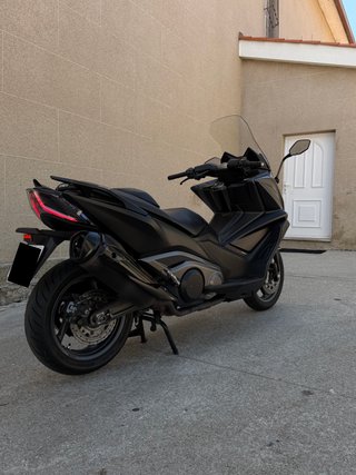 Kymco AK 550 Negra