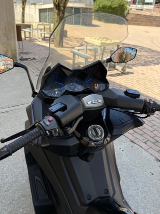 Kymco AK 550 Negra