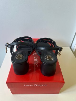 Sandali Laura Biagiotti neri con dettagli oro