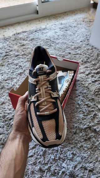Nike Zoom Vomero 5 Talla 44 Beige/Negro