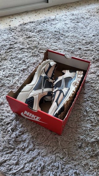 Nike Zoom Vomero 5 Talla 44 Beige/Negro
