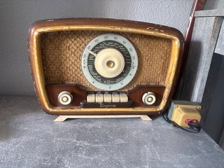 Radio antigua Tungsram