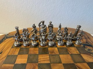 Ajedrez de madera artesanal con figuras