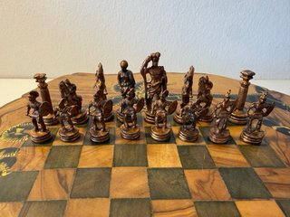 Ajedrez de madera artesanal con figuras