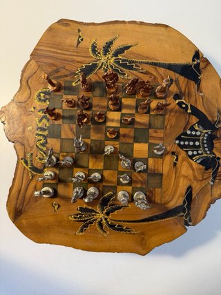 Ajedrez de madera artesanal con figuras