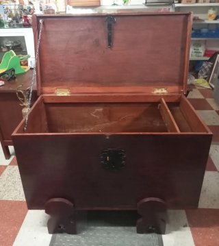 Baúl antiguo de madera
