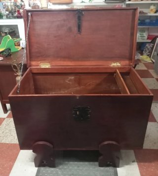 Baúl antiguo de madera
