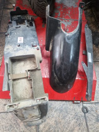 bajo asiento guardabarros y cubre cadenas TZR50/80