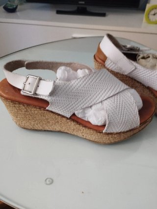 Sandalias de piel blancas