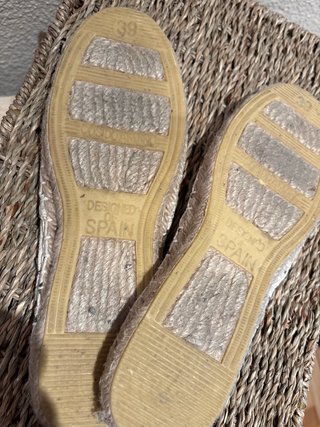 Alpargatas mujer beige con estampado azul marino