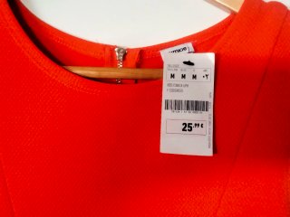 Vestido naranja sin mangas.