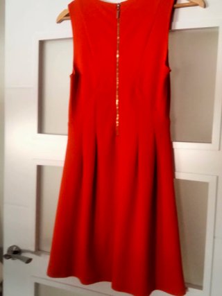 Vestido naranja sin mangas.