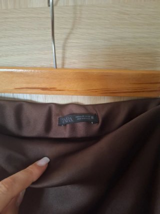 Falda Zara satinada marrón
