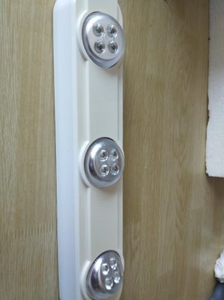Luz LED auxiliar bajo mueble.