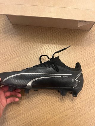 Botas de fútbol Puma negras y plateadas