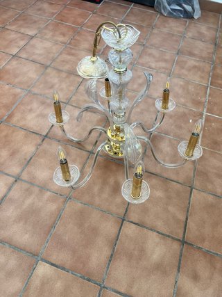 Lámpara de araña de cristal y oro
