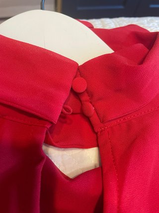 Vestido rojo con lazada al cuello