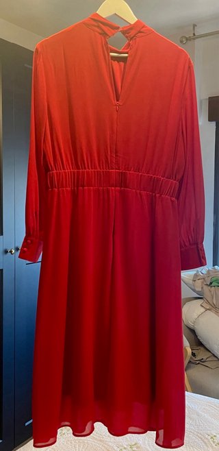 Vestido rojo con lazada al cuello