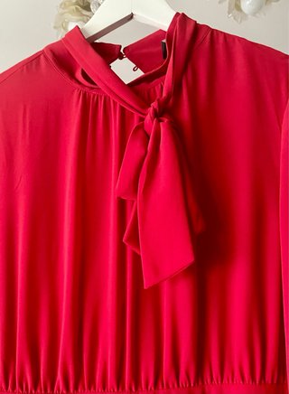 Vestido rojo con lazada al cuello