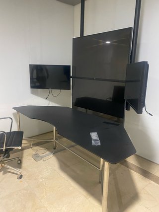 Mesa y Pantallas de Ordenador