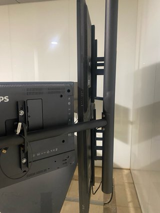 Mesa y Pantallas de Ordenador