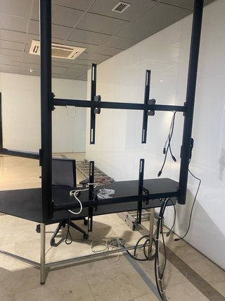 Mesa y Pantallas de Ordenador