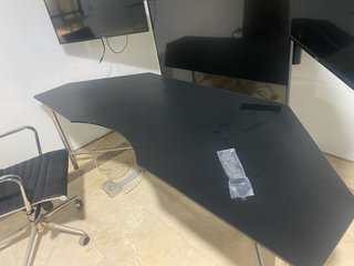 Mesa y Pantallas de Ordenador