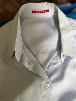 Camisa de mujer Prada azul clara larga
