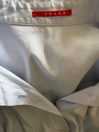 Camisa de mujer Prada azul clara larga