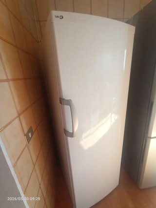 Nevera y congelador blanco
