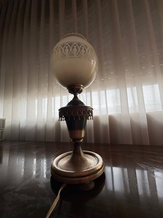 Lámpara de mesa de cristal y metal