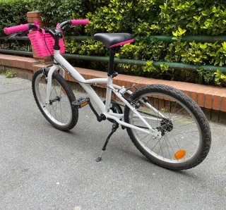 Bicicleta Infantil BTWIN con Cesta Rosa