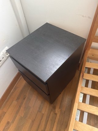 Mesita de noche de madera oscura