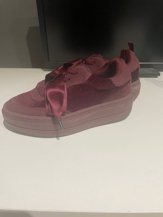 Zapatillas rojas granate marca Zara