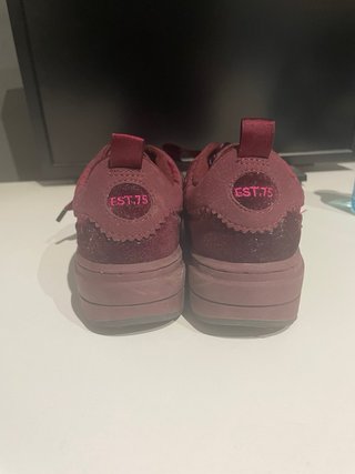 Zapatillas rojas granate marca Zara