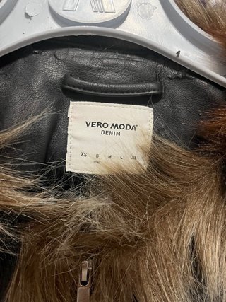 Abrigo de pelo sintético.