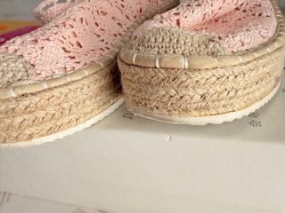 Alpargatas rosas de crochet