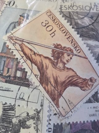 + - 2500 francobolli diversi per paese