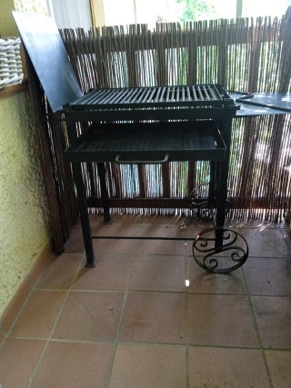 Barbacoa de forja negra para leña y carbón