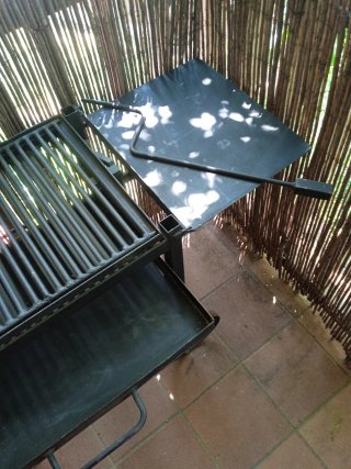 Barbacoa de forja negra para leña y carbón