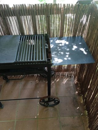 Barbacoa de forja negra para leña y carbón
