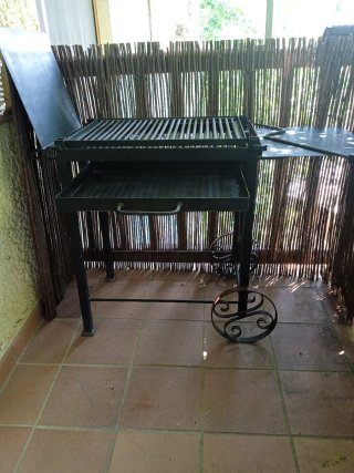 Barbacoa de forja negra para leña y carbón